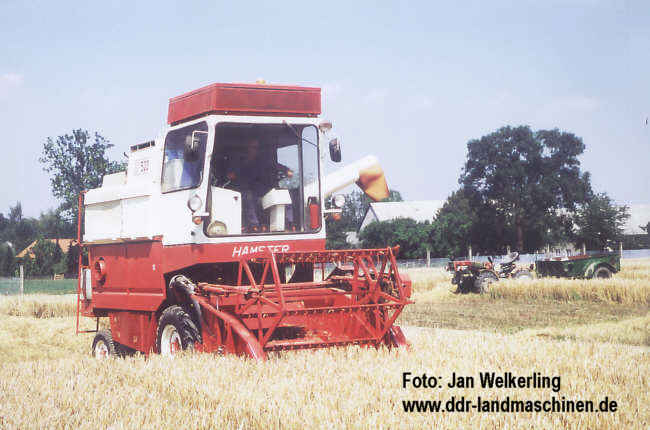 Mähdrescher EP 500 beim Drusch in der Parzelle Mähdrescher EP 500 beim Drusch in der Parzelle