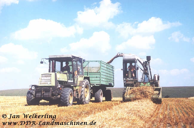 E 281 mit ZT 323-A beim Stroh hckseln