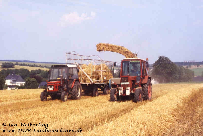 MTS-82 mit K 453 und Zetor 5211 m.THK 5 beim Stroh pressen