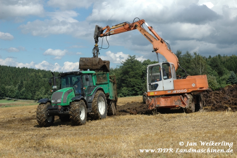 M1000A beim Mist laden,m.Valtra u.T088