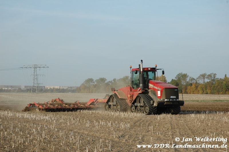 CASE-IH 535 Quadrac-Raupe m.HORSCH-Carrier beim grubbern