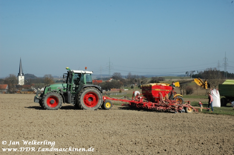 Fendt-Favorit mit Drillmaschine bei der Beschickung