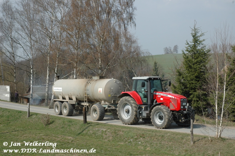Massey Ferguson 8460 mit LOMMA GT 19 Tankwagen und "duftender" Fracht