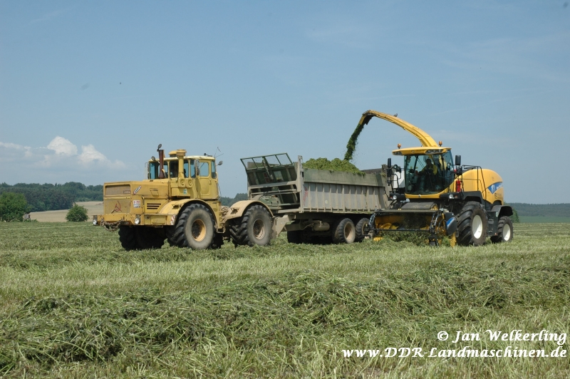 K-701 m.Fliegl-Abschiebewagen u.NH FR 9060-Hcksler