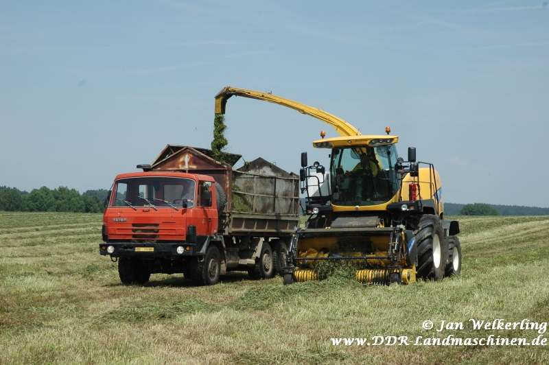 Tatra 815 mit Hckselaufbau u.NH FR 9060-Hcksler