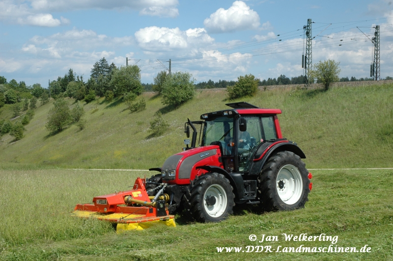 VALTRA-Schlepper mit Front- und Seitenmhwerk
