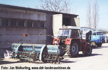 A 591 Groflchendrillmaschine hinter einem Zetor 7745