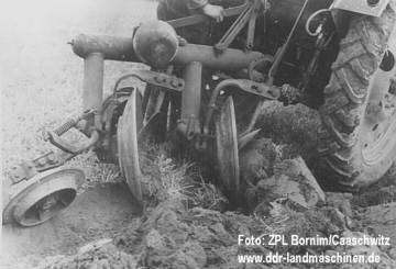 Anbau-Pflug B 130 (2-furchig) im Einsatz. Foto: ZPL Bornim/Caaschwitz