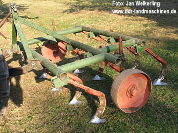 Schn erhaltener B 233 Grubber, links und rechts die Sttzrder zur Tiefeneinstellung.