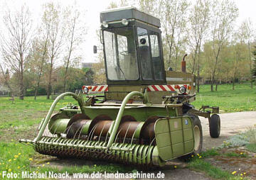 E 303 mit Schwadverleger am E 318, Foto: Michael Noack