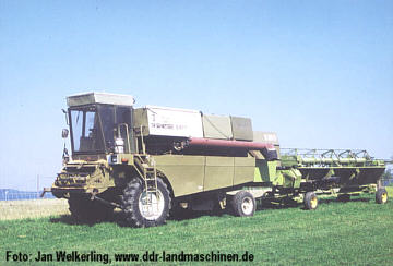 E 516B mit Schneidwerkwagen in Transportstellung