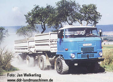 L60 1218 4x4 DSK N mit HW 80 bei der Getreideabfuhr